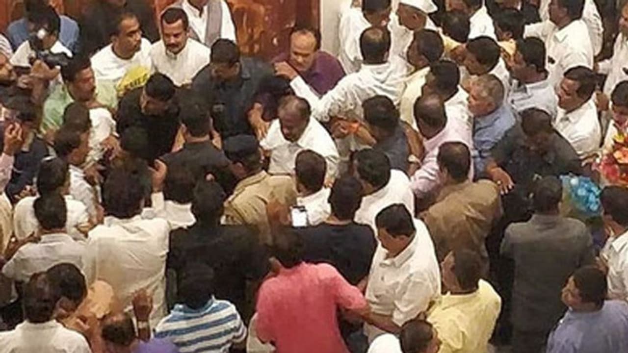 40 எம்.எல்.ஏக்களை தூக்க ப்ளான்... கலக்கத்தில் முதல்வர்..! 40 எம்.எல்.ஏக்களை தூக்க ப்ளான்... கலக்கத்தில் முதல்வர்..!