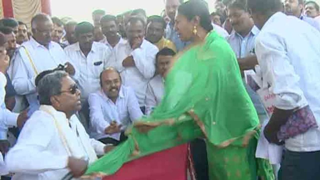 వివాదంలో సిద్దూ: మైక్తో పాటు ఆమె చున్నీ లాగివేత(వీడియో) వివాదంలో సిద్దూ: మైక్తో పాటు ఆమె చున్నీ లాగివేత(వీడియో)