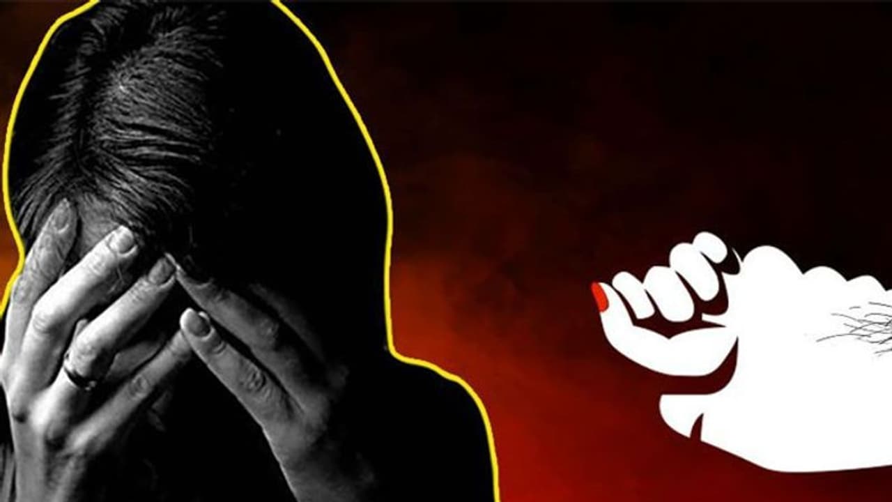 నీ భార్యకు దయ్యం పట్టింది, వదిలిస్తా...భర్తను బయటకు వెళ్లమని నీ భార్యకు దయ్యం పట్టింది, వదిలిస్తా...భర్తను బయటకు వెళ్లమని