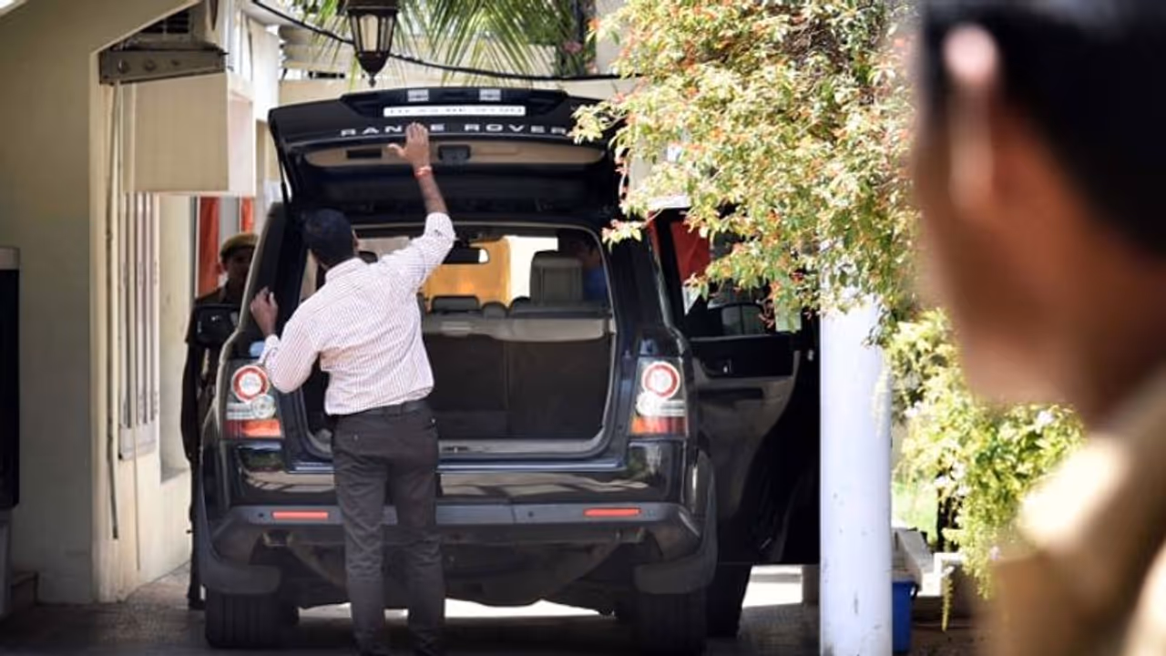 డీఎంకే నేతల ఇళ్లపై కొనసాగుతున్న ఐటీ దాడులు డీఎంకే నేతల ఇళ్లపై కొనసాగుతున్న ఐటీ దాడులు