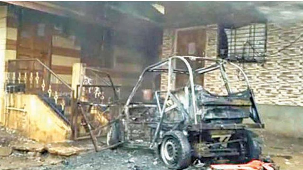 ಚಾರ್ಜಿಂಗ್ ವೇಳೆ ಬೆಂಕಿ: ಇಲೆಕ್ಟ್ರಿಕ್ ಕಾರು ಭಸ್ಮ ಚಾರ್ಜಿಂಗ್ ವೇಳೆ ಬೆಂಕಿ: ಇಲೆಕ್ಟ್ರಿಕ್ ಕಾರು ಭಸ್ಮ