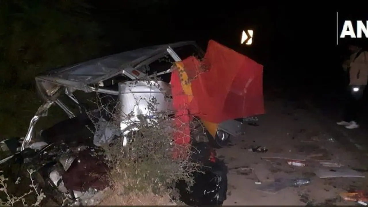 उज्जैन में शादी से लौट रही वैन को कार ने मारी टक्कर, एक्सीडेंट में 12 की मौत