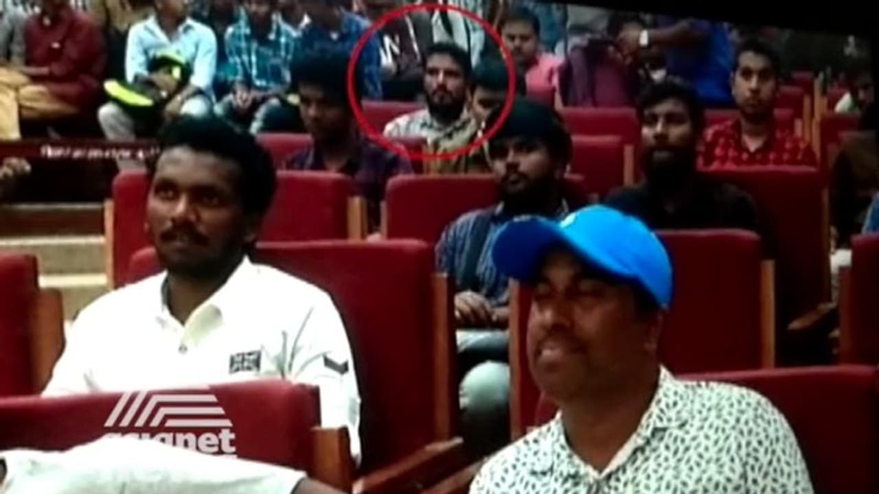 പൊലീസുകാരെ മര്ദിച്ച കേസില് 'ഒളിവിലുള്ള' എസ്എഫ്ഐ നേതാവ് മന്ത്രിമാര് പങ്കെടുത്ത വേദിയില്; കണ്ണടച്ച് പൊലീസ് പൊലീസുകാരെ മര്ദിച്ച കേസില് 'ഒളിവിലുള്ള' എസ്എഫ്ഐ നേതാവ് മന്ത്രിമാര് പങ്കെടുത്ത വേദിയില്; കണ്ണടച്ച് പൊലീസ്