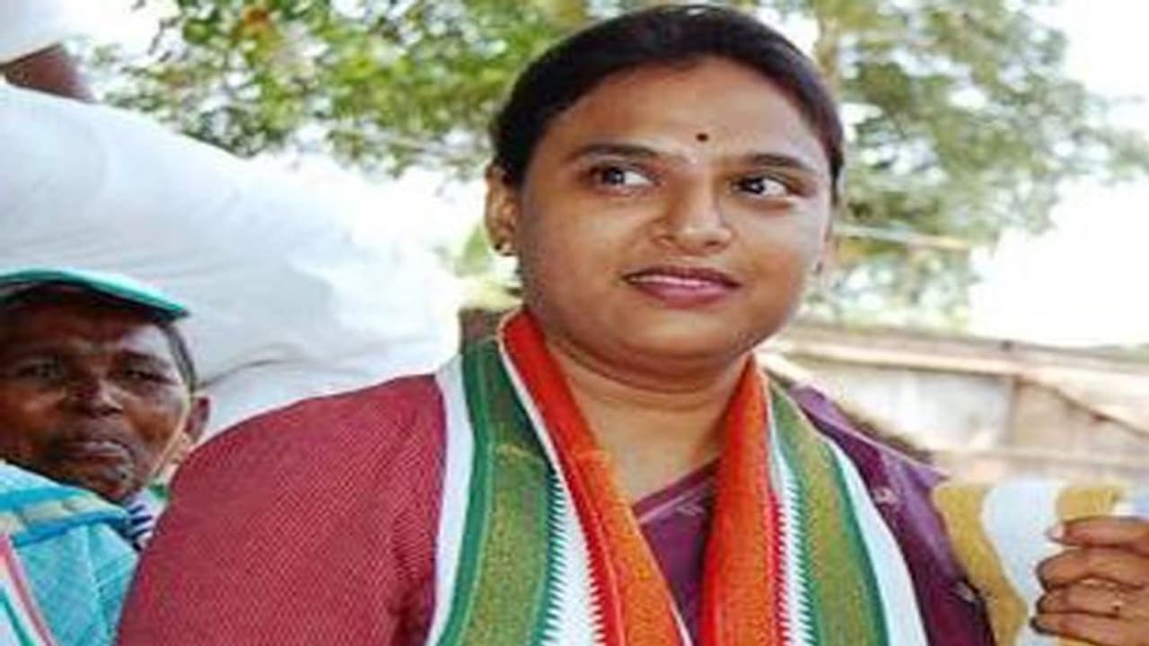 హుజూర్ నగర్ ఉప ఎన్నిక: కాంగ్రెసు అభ్యర్థి పద్మావతి, ఉత్తమ్ ప్రకటన