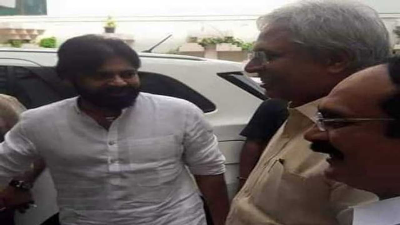 రాష్ట్ర విభజన రాజ్యాంగ విరుద్ధం: పవన్ కల్యాణ్ రాష్ట్ర విభజన రాజ్యాంగ విరుద్ధం: పవన్ కల్యాణ్