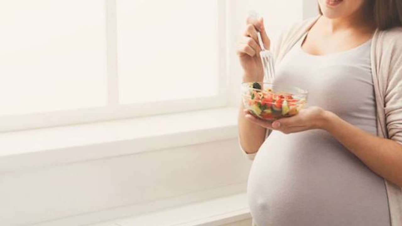​ഗർഭകാലത്ത് ഒഴിവാക്കേണ്ട 5 ഭക്ഷണങ്ങൾ
