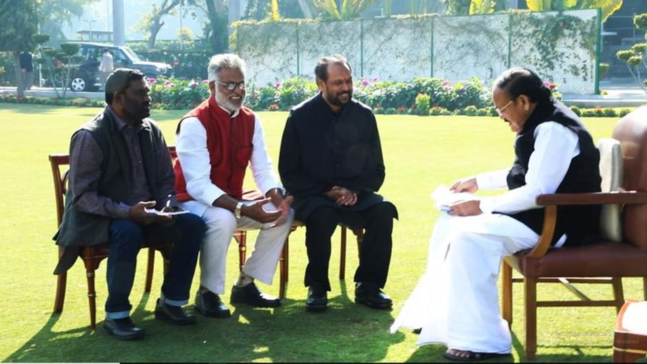 విశాఖకు రైల్వేజోన్ త్వరలోనే: వెంకయ్యతో భేటీ తర్వాత కొణతాల విశాఖకు రైల్వేజోన్ త్వరలోనే: వెంకయ్యతో భేటీ తర్వాత కొణతాల