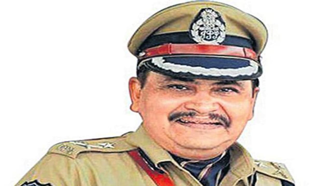 ప్రియాంక రెడ్డి హత్య ఎఫెక్ట్...వాహనం పాడైతే మాకు చెప్పండంటున్న పోలీసులు ప్రియాంక రెడ్డి హత్య ఎఫెక్ట్...వాహనం పాడైతే మాకు చెప్పండంటున్న పోలీసులు