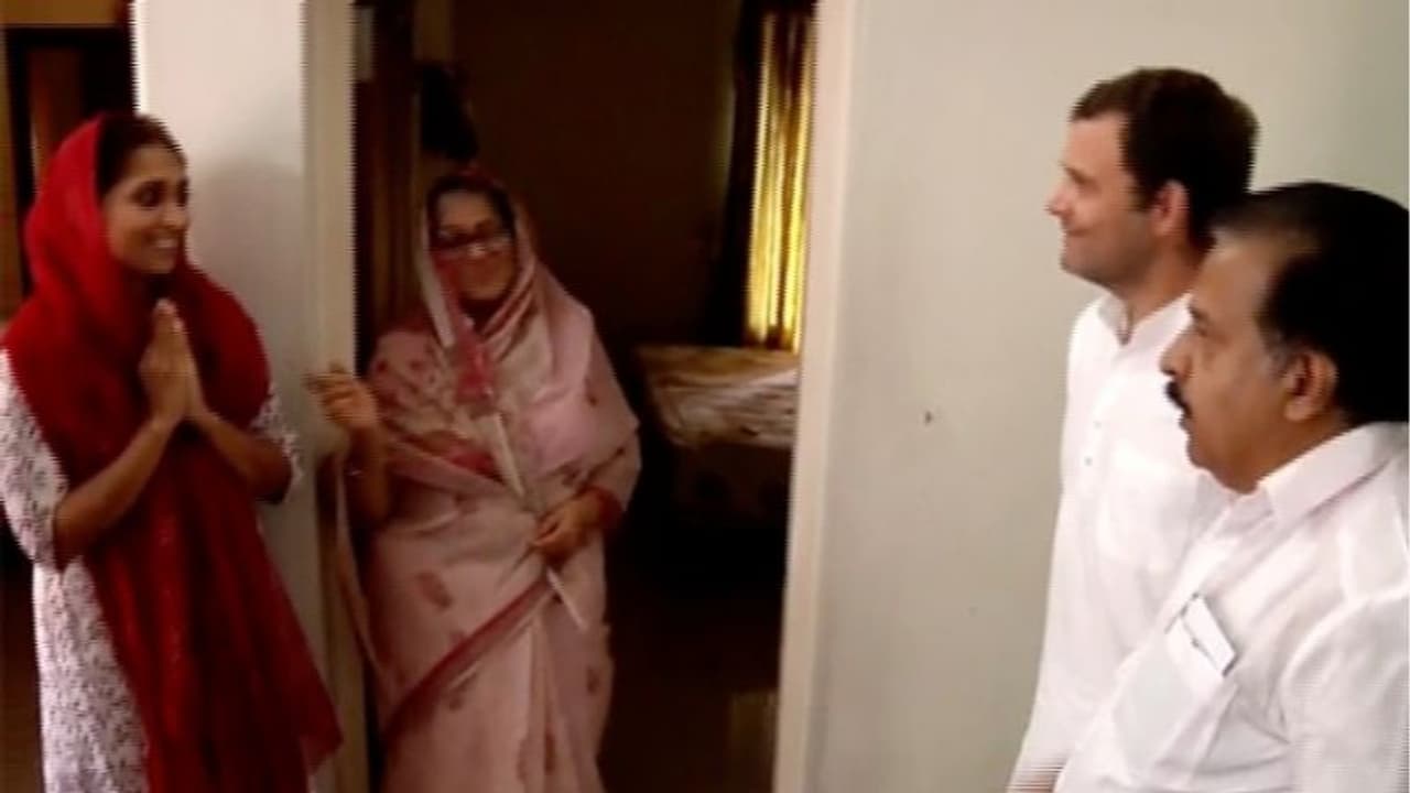 രാഹുൽ ഗാന്ധി കൊച്ചിയിൽ ; എംഐ ഷാനവാസിന്റെ കുടുംബത്തെ സന്ദര്ശിച്ചു രാഹുൽ ഗാന്ധി കൊച്ചിയിൽ ; എംഐ ഷാനവാസിന്റെ കുടുംബത്തെ സന്ദര്ശിച്ചു