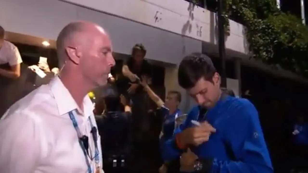 ತನ್ನ ಜಾಕೆಟ್ ಮೇಲೆ ಸಹಿ ಮಾಡಿ ಅಭಿಮಾನಿಗೆ ನೀಡಿದ ಜೋಕೋವಿಚ್ ತನ್ನ ಜಾಕೆಟ್ ಮೇಲೆ ಸಹಿ ಮಾಡಿ ಅಭಿಮಾನಿಗೆ ನೀಡಿದ ಜೋಕೋವಿಚ್