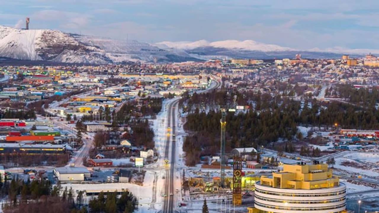அடேங்கப்பா... இப்படியும் ஒரு முயற்சியா? ஒரு ஊரையே வேறு இடத்துக்கு நகர்த்துராங்க... அடேங்கப்பா... இப்படியும் ஒரு முயற்சியா? ஒரு ஊரையே வேறு இடத்துக்கு நகர்த்துராங்க...