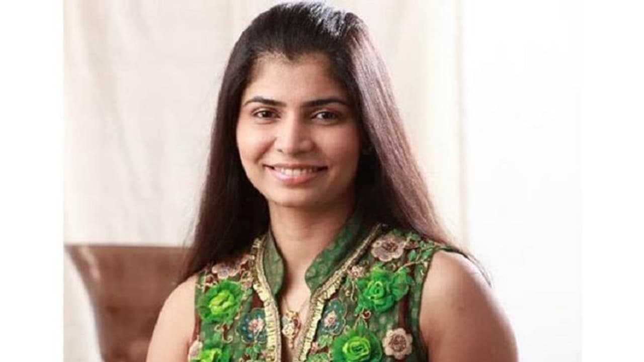 ఆడవాళ్ళ మధ్య లిప్ లాక్ సీన్.. దారుణంగా చిన్మయిపై ట్రోలింగ్! ఆడవాళ్ళ మధ్య లిప్ లాక్ సీన్.. దారుణంగా చిన్మయిపై ట్రోలింగ్!