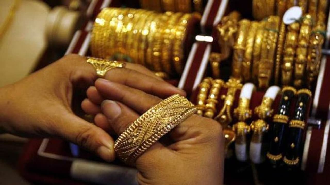 ಆಭರಣ ಪ್ರೀಯರೇ ಕೇಳಿದಿರಾ?: ಆಕಾಶಕ್ಕೆ ನೆಗೆದ ಚಿನ್ನದ ದರ! ಆಭರಣ ಪ್ರೀಯರೇ ಕೇಳಿದಿರಾ?: ಆಕಾಶಕ್ಕೆ ನೆಗೆದ ಚಿನ್ನದ ದರ!