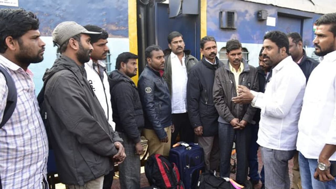 ఫలించిన కవిత కృషి: హైదరాబాద్ చేరుకున్న 14 మంది గల్ఫ్ బాధితులు ఫలించిన కవిత కృషి: హైదరాబాద్ చేరుకున్న 14 మంది గల్ఫ్ బాధితులు