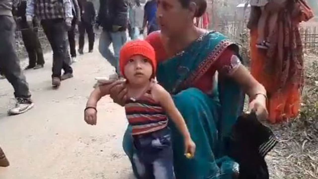 ಸಿಎಂ ರ್ಯಾಲಿಗೆ ಹೋದ 3 ವರ್ಷದ ಮಗುವಿನ ಜಾಕೆಟ್ ತೆಗೆಸಿದ ವಿಡಿಯೋ ವೈರಲ್! ಸಿಎಂ ರ್ಯಾಲಿಗೆ ಹೋದ 3 ವರ್ಷದ ಮಗುವಿನ ಜಾಕೆಟ್ ತೆಗೆಸಿದ ವಿಡಿಯೋ ವೈರಲ್!