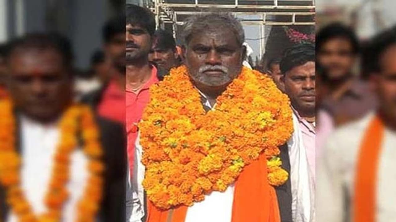 ఇళ్లు లేని ఎమ్మెల్యే.. చందాలతో ఇళ్లు కట్టించిన ప్రజలు ఇళ్లు లేని ఎమ్మెల్యే.. చందాలతో ఇళ్లు కట్టించిన ప్రజలు