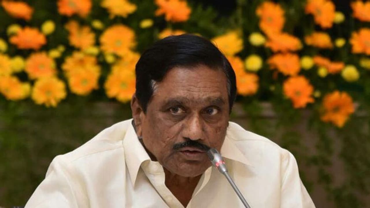 సాఫ్ట్ వేర్ పైరసీ: టీడీపీ నేత కేఈ కృష్ణమూర్తి షాక్, కంపెనీపై దాడులు సాఫ్ట్ వేర్ పైరసీ: టీడీపీ నేత కేఈ కృష్ణమూర్తి షాక్, కంపెనీపై దాడులు