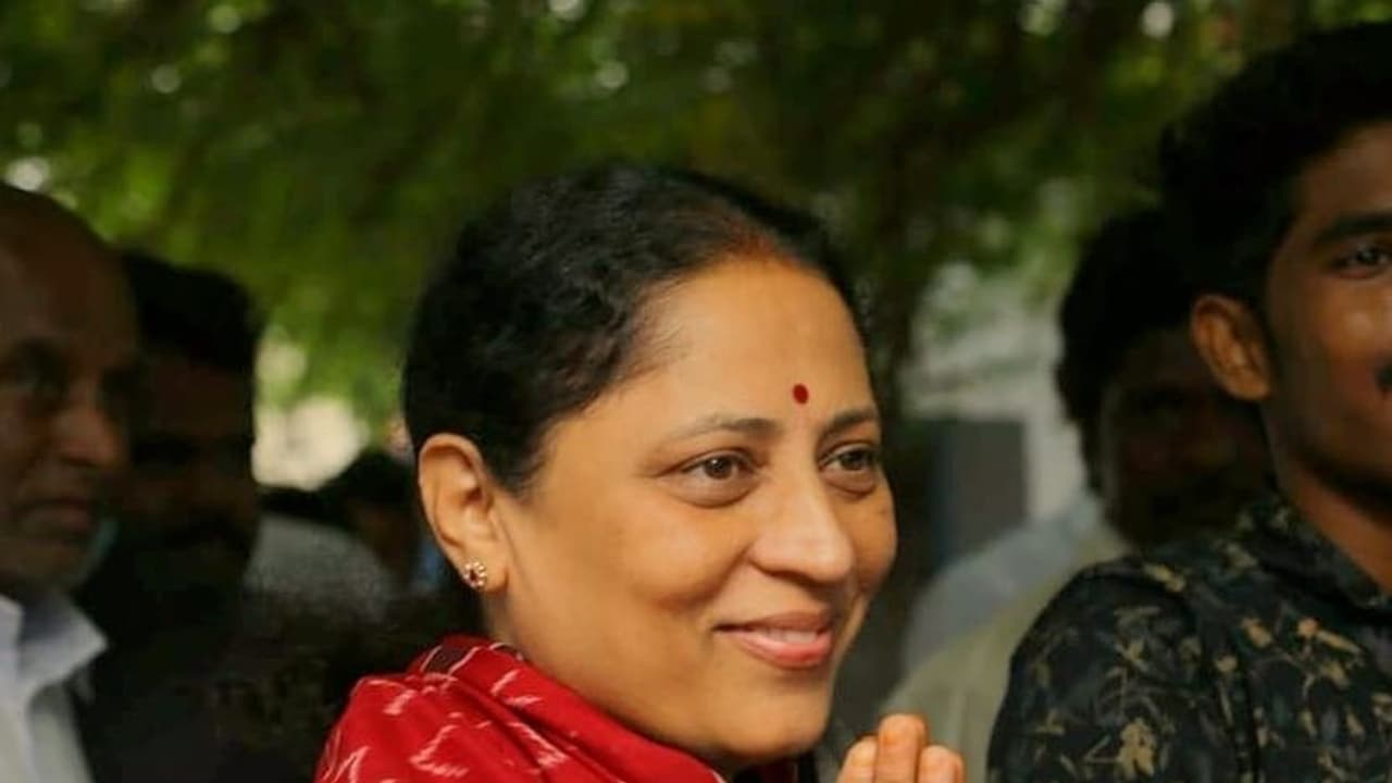 కర్నూలు టీడీపీలో వర్గపోరు: కోట్ల సుజాతమ్మకు అసమ్మతి సెగ కర్నూలు టీడీపీలో వర్గపోరు: కోట్ల సుజాతమ్మకు అసమ్మతి సెగ