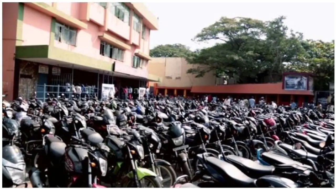 పార్కింగ్ ఫీజు: థియేటర్లకు శుభవార్త, మల్టీప్లెక్స్లకు షాక్.. తెలంగాణ సర్కార్ కీలక ఆదేశాలు పార్కింగ్ ఫీజు: థియేటర్లకు శుభవార్త, మల్టీప్లెక్స్లకు షాక్.. తెలంగాణ సర్కార్ కీలక ఆదేశాలు