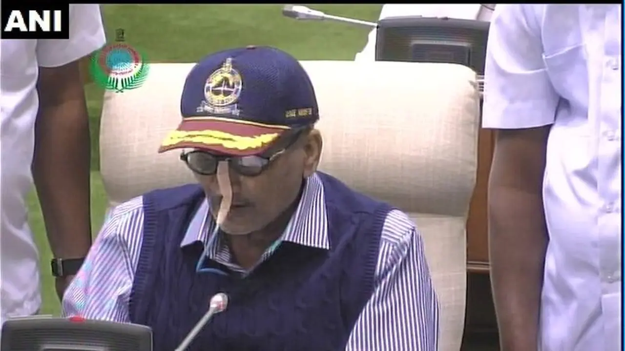 ಮೂಗಿಗೆ ಪೈಪ್ ಹಾಕಿಕೊಂಡೇ ಬಜೆಟ್ ಮಂಡಿಸಿದ ಪರಿಕ್ಕರ್! ಮೂಗಿಗೆ ಪೈಪ್ ಹಾಕಿಕೊಂಡೇ ಬಜೆಟ್ ಮಂಡಿಸಿದ ಪರಿಕ್ಕರ್!