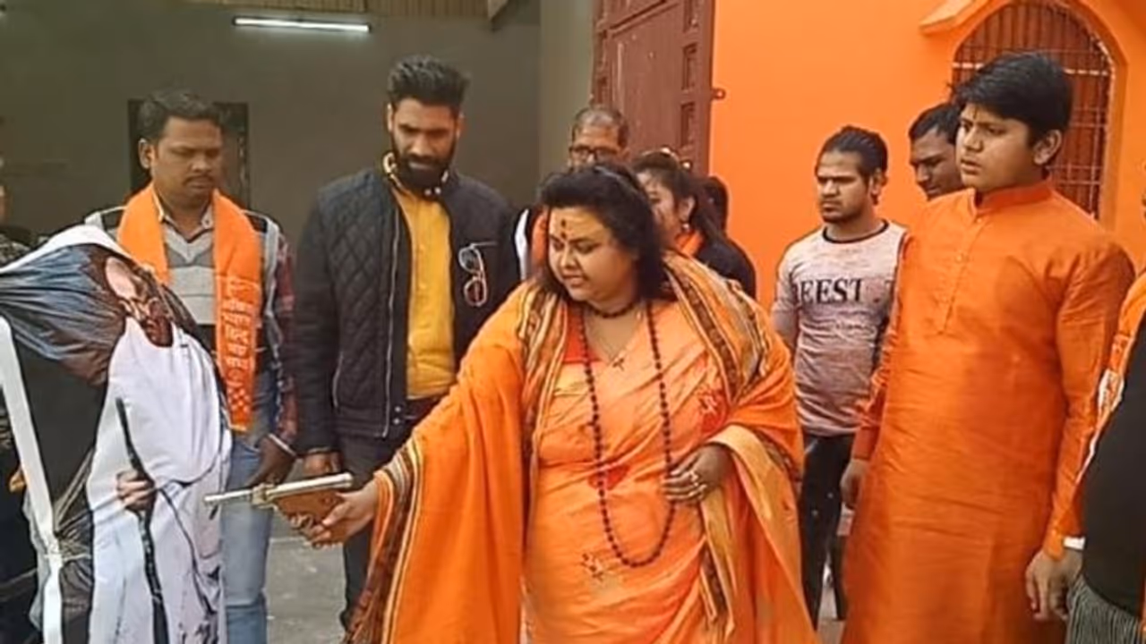 ഗാന്ധി കോലത്തിന് നേര്ക്ക് വെടിയുതിര്ത്ത മൂന്ന് ഹിന്ദു മഹാസഭാ നേതാക്കള് അറസ്റ്റില് ഗാന്ധി കോലത്തിന് നേര്ക്ക് വെടിയുതിര്ത്ത മൂന്ന് ഹിന്ദു മഹാസഭാ നേതാക്കള് അറസ്റ്റില്