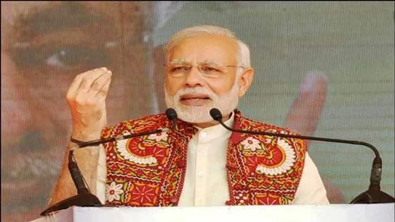 जब सूरत में अपने भाषण के बीच में रुक गए प्रधानमंत्री मोदी