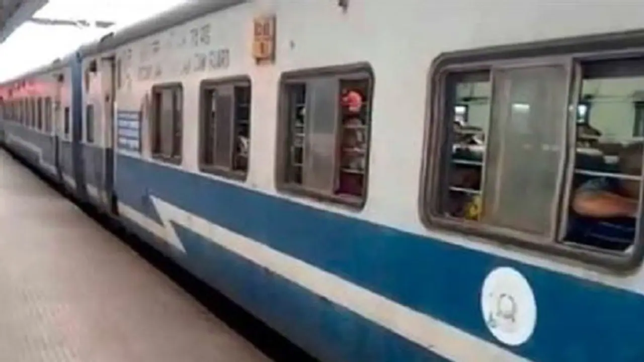 ദേ അങ്ങോട്ടു നോക്കൂ....; ജനശതാബ്ദി എക്സ്പ്രസിൽ യാത്രക്കിടെ ലഗേജ് ബെർത്തിൽ കൂറ്റൻ പാമ്പ്! ദേ അങ്ങോട്ടു നോക്കൂ....; ജനശതാബ്ദി എക്സ്പ്രസിൽ യാത്രക്കിടെ ലഗേജ് ബെർത്തിൽ കൂറ്റൻ പാമ്പ്!