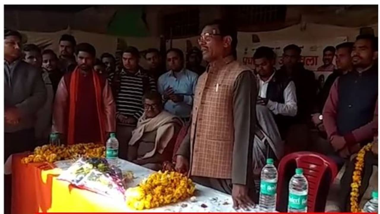 പ്രധാനമന്ത്രിയെപ്പോലെ ജാതി രാഷ്ട്രീയം കളിക്കാറില്ലെന്ന് ബിജെപി എംഎല്എ; വിഡിയോ വൈറലായപ്പോള് പറയുന്നതിങ്ങനെ... പ്രധാനമന്ത്രിയെപ്പോലെ ജാതി രാഷ്ട്രീയം കളിക്കാറില്ലെന്ന് ബിജെപി എംഎല്എ; വിഡിയോ വൈറലായപ്പോള് പറയുന്നതിങ്ങനെ...