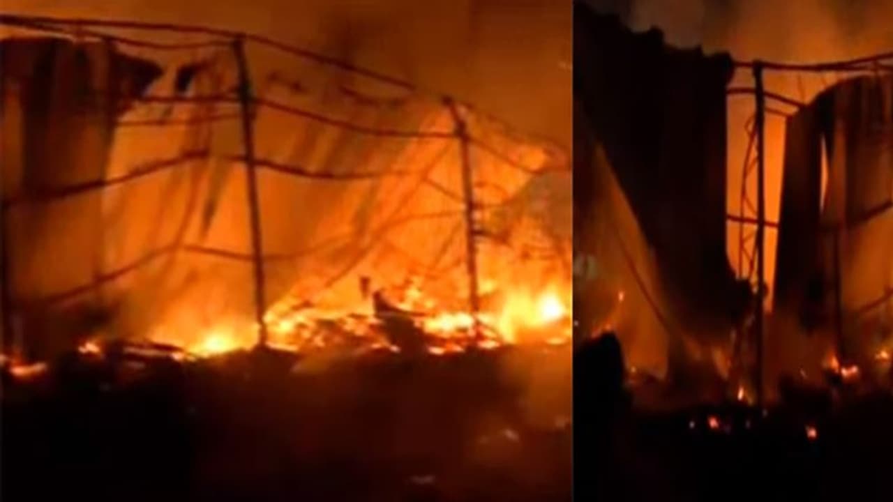 నాంపల్లి ఎగ్జిబిషన్ గ్రౌండ్ లో భారీ అగ్నిప్రమాదం: భయంతో పరుగులు, తొక్కిసలాట నాంపల్లి ఎగ్జిబిషన్ గ్రౌండ్ లో భారీ అగ్నిప్రమాదం: భయంతో పరుగులు, తొక్కిసలాట