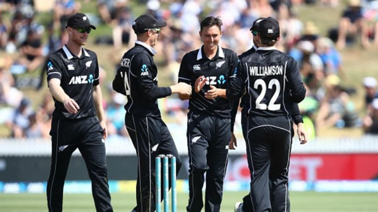 Trent Boult, Colin de Grandhomme bowl India out for 92