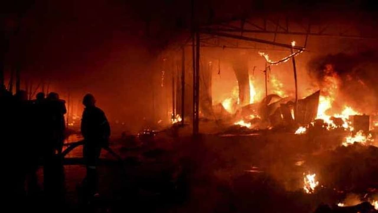 ತಮ್ಮನಿಗೆ ನೌಕರಿ ಸಿಕ್ಕಿದ್ದಕ್ಕೆ ಮನೆಗೆ ಬೆಂಕಿ ಇಟ್ಟ ಅಣ್ಣ! ತಮ್ಮನಿಗೆ ನೌಕರಿ ಸಿಕ್ಕಿದ್ದಕ್ಕೆ ಮನೆಗೆ ಬೆಂಕಿ ಇಟ್ಟ ಅಣ್ಣ!