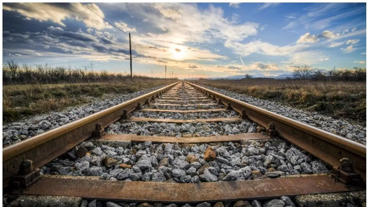 Train Accident: ঝগড়া করে ট্রেনের সামনে ঝাঁপ দিল ছেলে, শোকে পাগল বাবাকে চাপা দিল আরেকটি ট্রেন Train Accident: ঝগড়া করে ট্রেনের সামনে ঝাঁপ দিল ছেলে, শোকে পাগল বাবাকে চাপা দিল আরেকটি ট্রেন