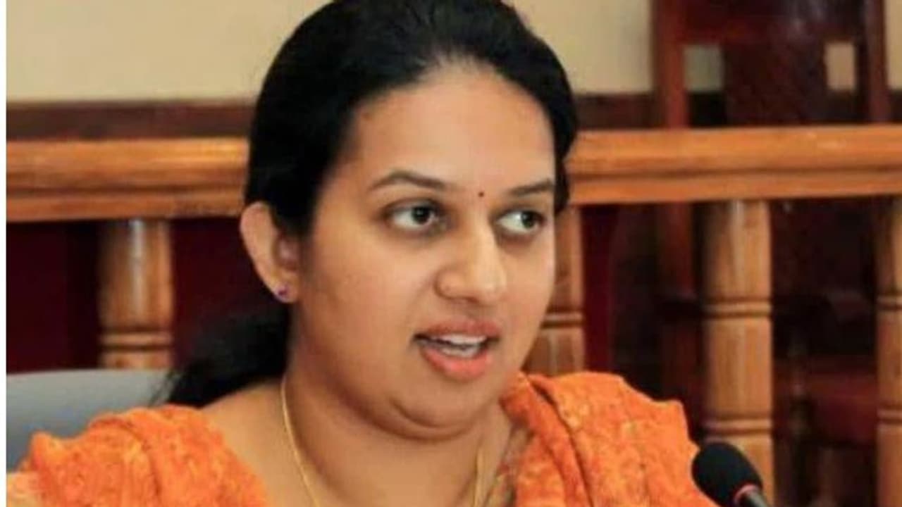 ಕೊಡಗು ಡಿಸಿ ದಕ್ಷ ಅಧಿಕಾರಿಣಿ ಶ್ರೀ ವಿದ್ಯಾ ವರ್ಗಾವಣೆ : ಜನರಿಂದ ವಿರೋಧ ಕೊಡಗು ಡಿಸಿ ದಕ್ಷ ಅಧಿಕಾರಿಣಿ ಶ್ರೀ ವಿದ್ಯಾ ವರ್ಗಾವಣೆ : ಜನರಿಂದ ವಿರೋಧ