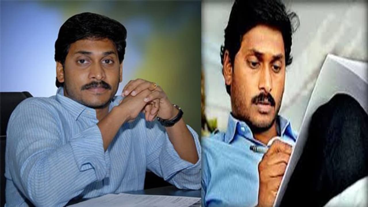 వైసీపీలో ఊపందుకున్న అన్న పిలుపు: ఉద్యోగులకు వైఎస్ జగన్ లేఖలు వైసీపీలో ఊపందుకున్న అన్న పిలుపు: ఉద్యోగులకు వైఎస్ జగన్ లేఖలు