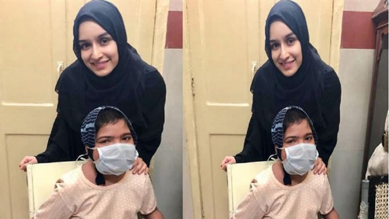 ಚಿಂತಾಜನಕ ಸ್ಥಿತಿಯಲ್ಲಿದ್ದ ಅಭಿಮಾನಿಗಾಗಿ ಶೂಟಿಂಗ್ ಬಿಟ್ಟು ಓಡಿ ಬಂದ್ರು ಈ ನಟಿ ಚಿಂತಾಜನಕ ಸ್ಥಿತಿಯಲ್ಲಿದ್ದ ಅಭಿಮಾನಿಗಾಗಿ ಶೂಟಿಂಗ್ ಬಿಟ್ಟು ಓಡಿ ಬಂದ್ರು ಈ ನಟಿ