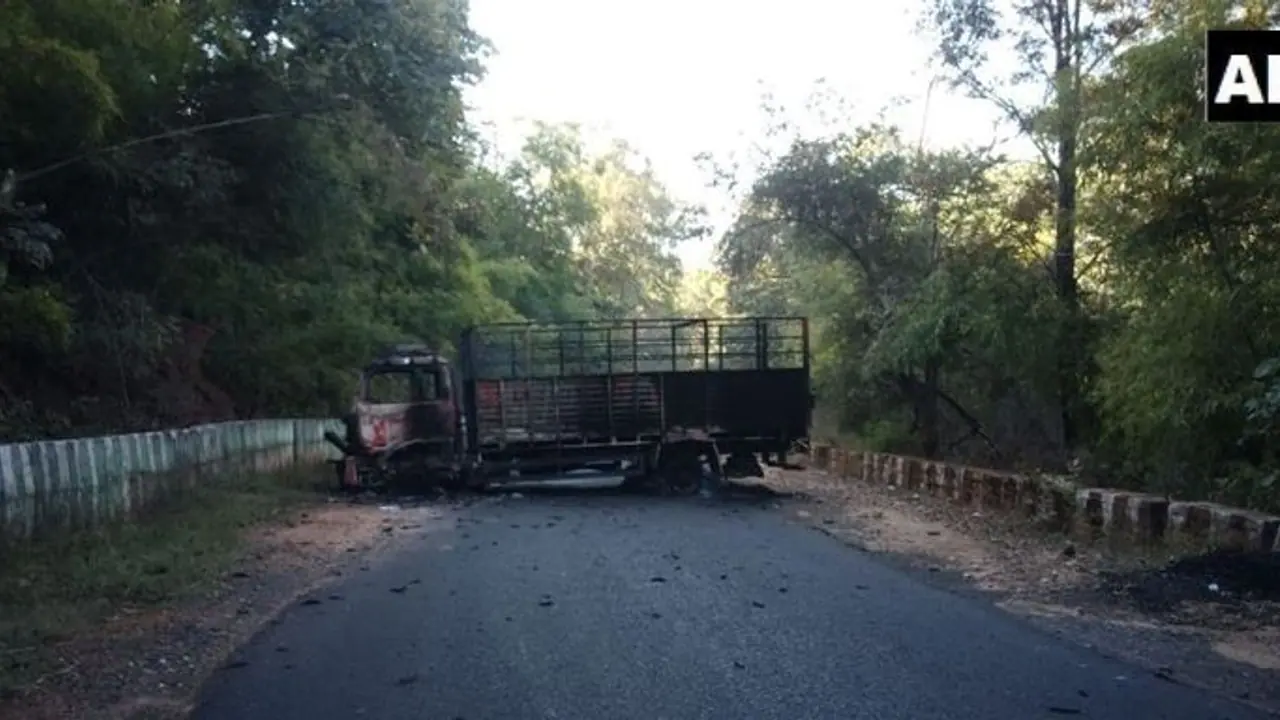 महाराष्ट्र में नक्सलियों ने हमला कर निर्माण कार्य में लगे 6 वाहन जलाए