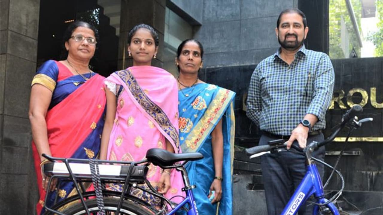 പഠിച്ച് ഡോക്ടറാകണം, പെണ്കുട്ടിക്ക് സ്കൂളില് പോയിവരാന് താണ്ടേണ്ടത് 14 കി മീ; സൈക്കിള് സമ്മാനിച്ച് ബിസിനസ്മാന് പഠിച്ച് ഡോക്ടറാകണം, പെണ്കുട്ടിക്ക് സ്കൂളില് പോയിവരാന് താണ്ടേണ്ടത് 14 കി മീ; സൈക്കിള് സമ്മാനിച്ച് ബിസിനസ്മാന്