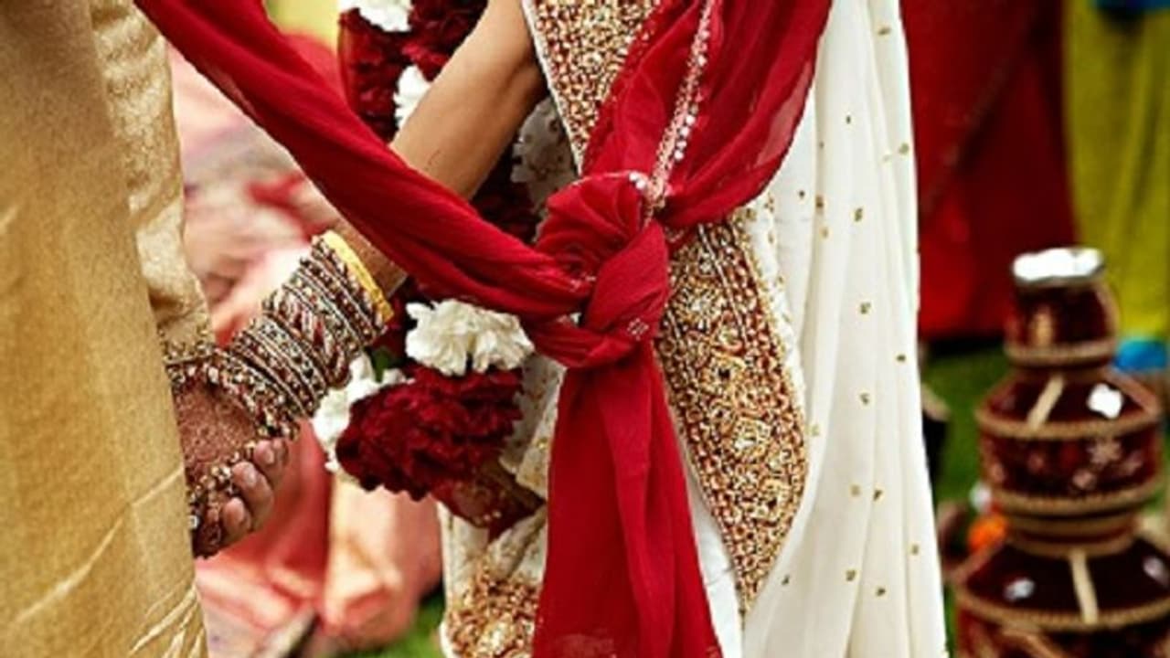 ಸ್ವಂತ ಅಣ್ಣನನ್ನೇ ಮದುವೆಯಾದ ತಂಗಿ: ಬೆಚ್ಚಿ ಬೀಳಿಸಿದೆ ಕಾರಣ ಸ್ವಂತ ಅಣ್ಣನನ್ನೇ ಮದುವೆಯಾದ ತಂಗಿ: ಬೆಚ್ಚಿ ಬೀಳಿಸಿದೆ ಕಾರಣ