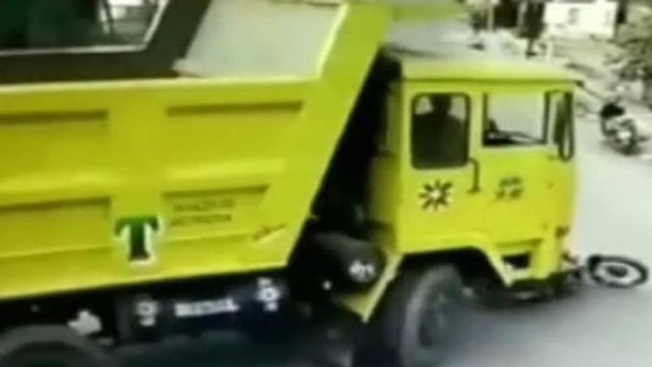 பதைபதைக்கும் காட்சிகள்... லாரி மோதி கல்லூரி மாணவர் உயிரிழப்பு! பதைபதைக்கும் காட்சிகள்... லாரி மோதி கல்லூரி மாணவர் உயிரிழப்பு!