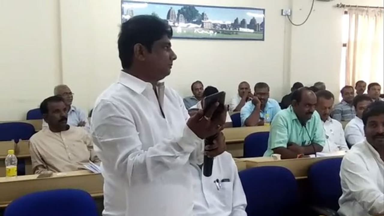 ಜಿಪಂ ಸಭೆಯಲ್ಲಿ ಅಧಿಕಾರಿಯ ಲಂಚದ ಆಡಿಯೋ ರಿಲೀಸ್! ಜಿಪಂ ಸಭೆಯಲ್ಲಿ ಅಧಿಕಾರಿಯ ಲಂಚದ ಆಡಿಯೋ ರಿಲೀಸ್!