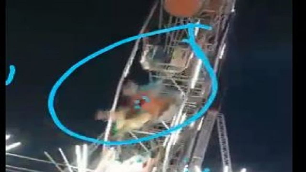 ಜಾಯಿಂಟ್ ವೀಲ್ ಕೊಂಡಿ ಕಳಚಿ ಕೆಳಕ್ಕೆ ಬಿದ್ದ ಮಹಿಳೆಯರು.. ಶಿಕಾರಿಪುರದ್ದಾ ವಿಡಿಯೋ? ಜಾಯಿಂಟ್ ವೀಲ್ ಕೊಂಡಿ ಕಳಚಿ ಕೆಳಕ್ಕೆ ಬಿದ್ದ ಮಹಿಳೆಯರು.. ಶಿಕಾರಿಪುರದ್ದಾ ವಿಡಿಯೋ?