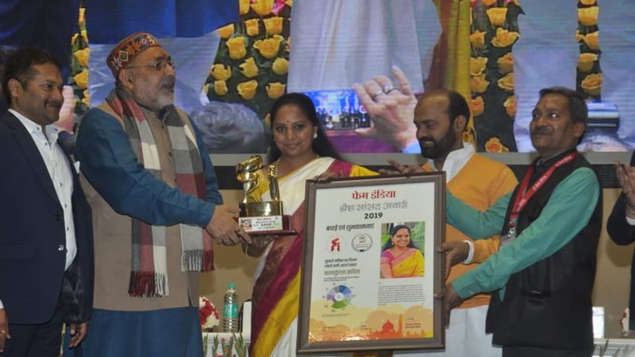 ఉత్తమ పార్లమెంటేరియన్ అవార్డు అందుకున్న ఎంపి కవిత