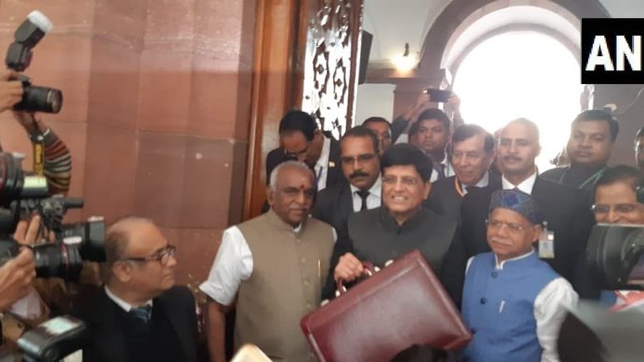 ಮಂಡನೆಗೂ ಮುನ್ನವೇ ಲೀಕ್ ಆಗಿದೆಯಂತೆ ಬಜೆಟ್: ಕಾಂಗ್ರೆಸ್ ಆರೋಪ! ಮಂಡನೆಗೂ ಮುನ್ನವೇ ಲೀಕ್ ಆಗಿದೆಯಂತೆ ಬಜೆಟ್: ಕಾಂಗ್ರೆಸ್ ಆರೋಪ!