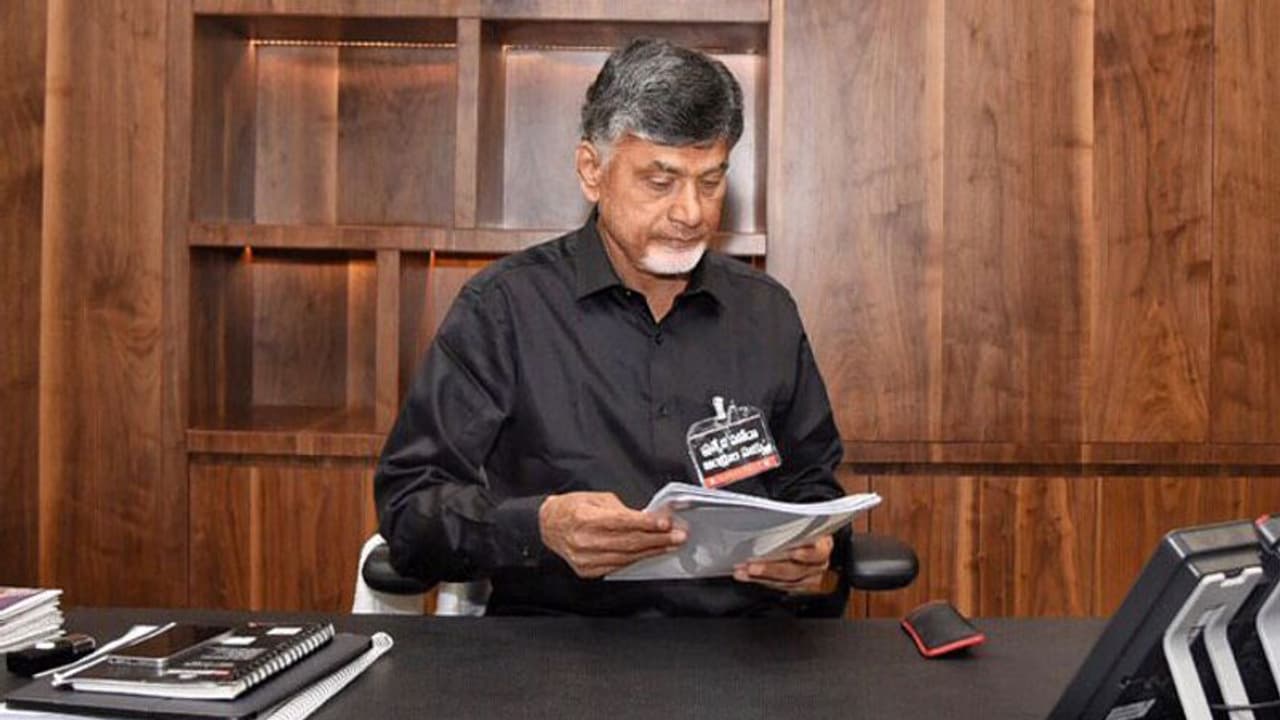 సిగ్గులేదా.. విష్ణుకుమార్ రాజుపై చంద్రబాబు సిగ్గులేదా.. విష్ణుకుమార్ రాజుపై చంద్రబాబు