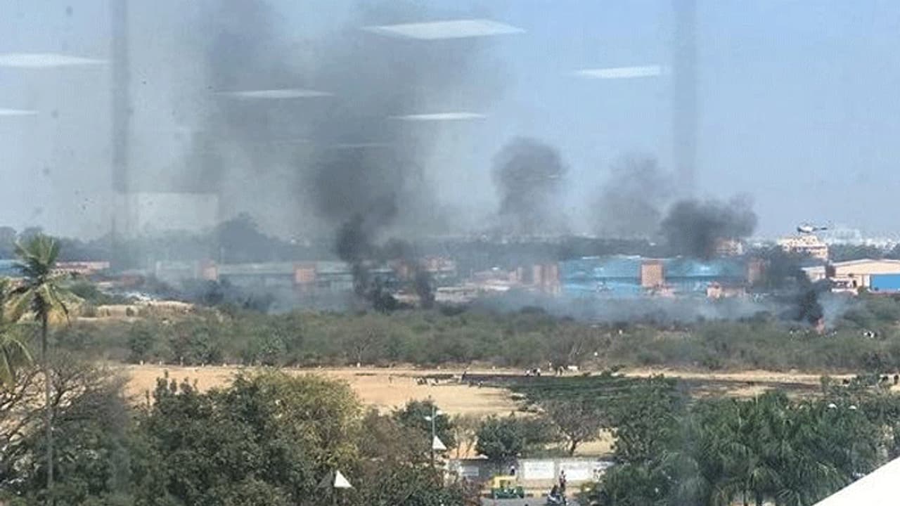 വ്യോമസേന വിമാനം തകർന്നു വീണ് 2 പൈലറ്റുമാര് കൊല്ലപ്പെട്ടു വ്യോമസേന വിമാനം തകർന്നു വീണ് 2 പൈലറ്റുമാര് കൊല്ലപ്പെട്ടു