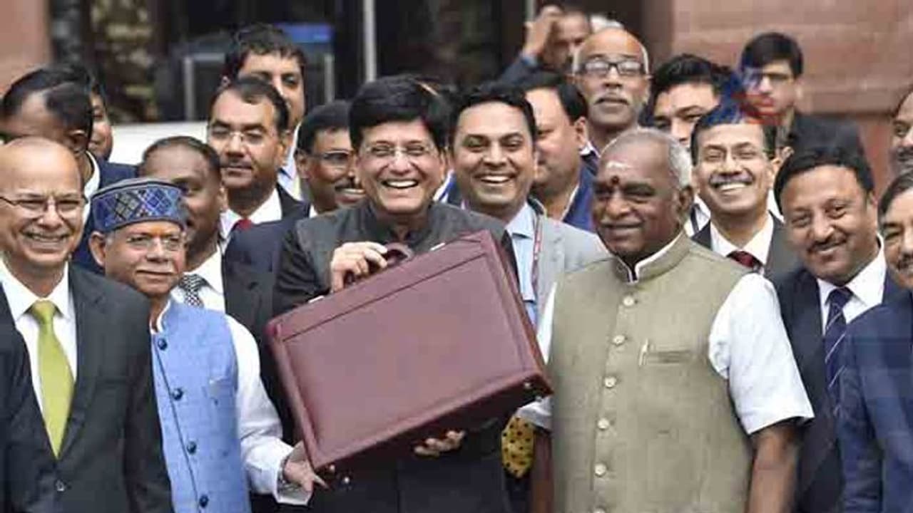 पीयूष गोयल ने पेश किया 27 लाख 84 हजार दो सौ करोड़ का बजट