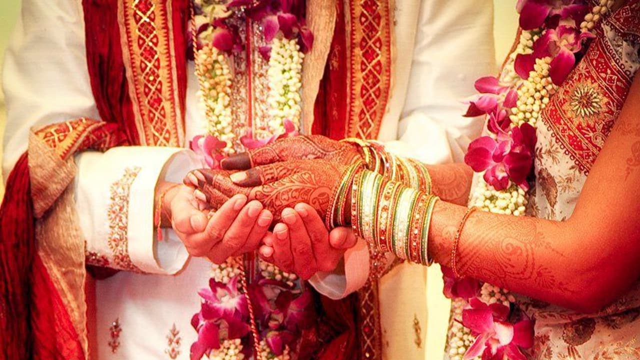 അടിച്ച് പൂസായി വരന്റെ അച്ഛന് വേദിയിൽ; വിവാഹത്തില് നിന്നും വധു പിന്മാറി അടിച്ച് പൂസായി വരന്റെ അച്ഛന് വേദിയിൽ; വിവാഹത്തില് നിന്നും വധു പിന്മാറി