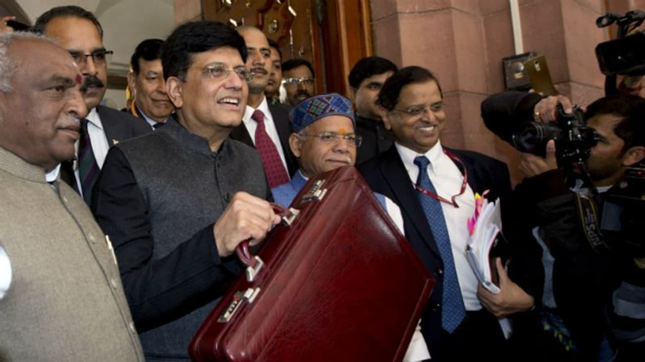 ಪಿಎಂ ಕಿಸಾನ್, ಶ್ರಮಯೋಗಿ ಮಾನಧನ್.. 2019ರ ಮಧ್ಯಂತರ ಬಜೆಟ್ನಲ್ಲಿ ಘೋಷಣೆ ಆಗಿತ್ತು ಈ ಯೋಜನೆಗಳು! ಪಿಎಂ ಕಿಸಾನ್, ಶ್ರಮಯೋಗಿ ಮಾನಧನ್.. 2019ರ ಮಧ್ಯಂತರ ಬಜೆಟ್ನಲ್ಲಿ ಘೋಷಣೆ ಆಗಿತ್ತು ಈ ಯೋಜನೆಗಳು!