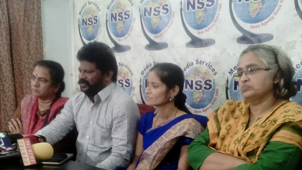 రక్షణ కోసమే హైద్రాబాద్లో అమృత డెలీవరీ: ప్రణయ్ తండ్రి రక్షణ కోసమే హైద్రాబాద్లో అమృత డెలీవరీ: ప్రణయ్ తండ్రి