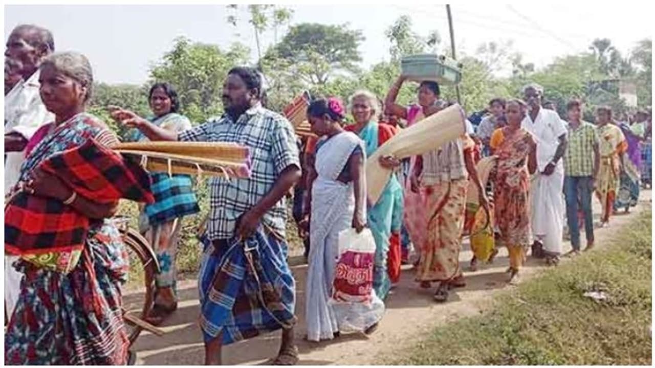 கிராமத்தையே காலி பண்ணி மக்களை தலை தெறிக்க ஓட வைத்த ஒரே ஒரு குரங்கு...